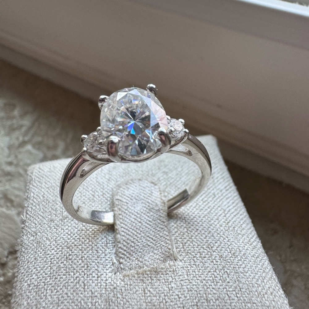Gorgeous Oval cut moissanite ring - Picture 4 of 9